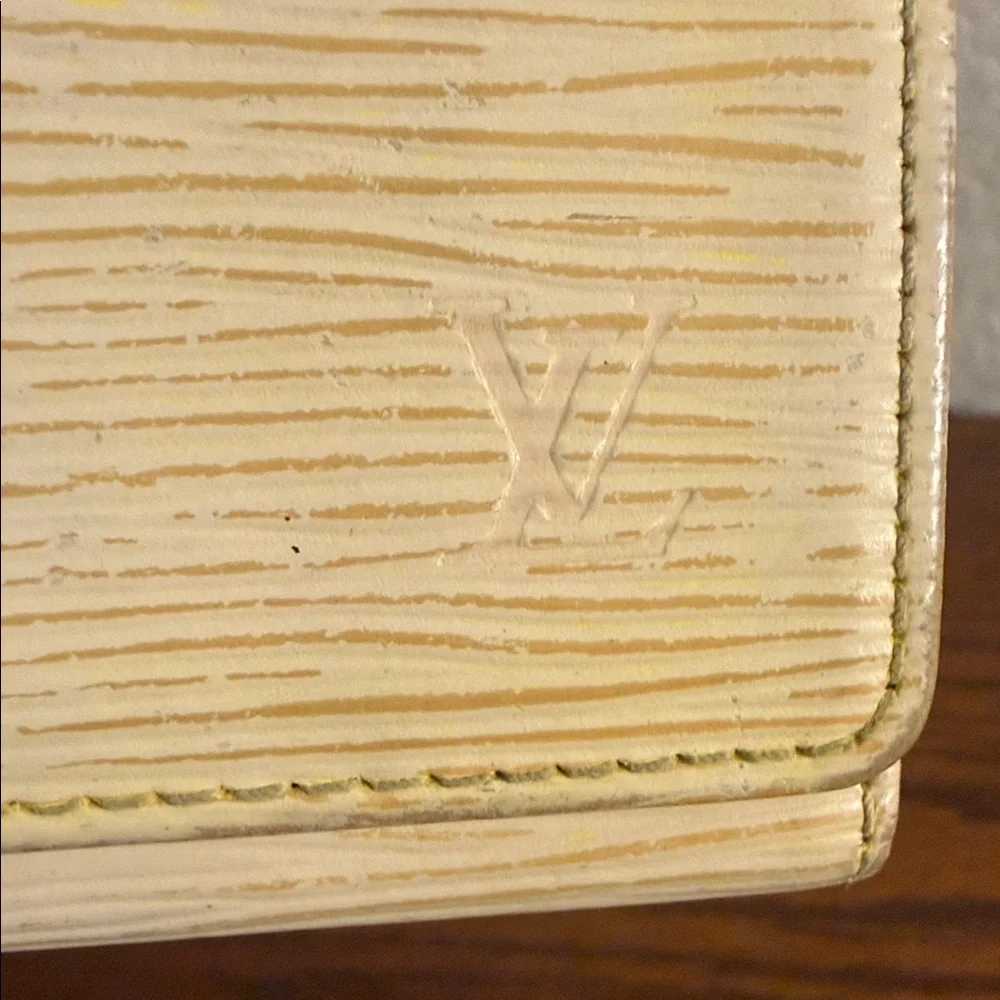 Louis Vuitton Authentic Key case holder cream epi CA0099